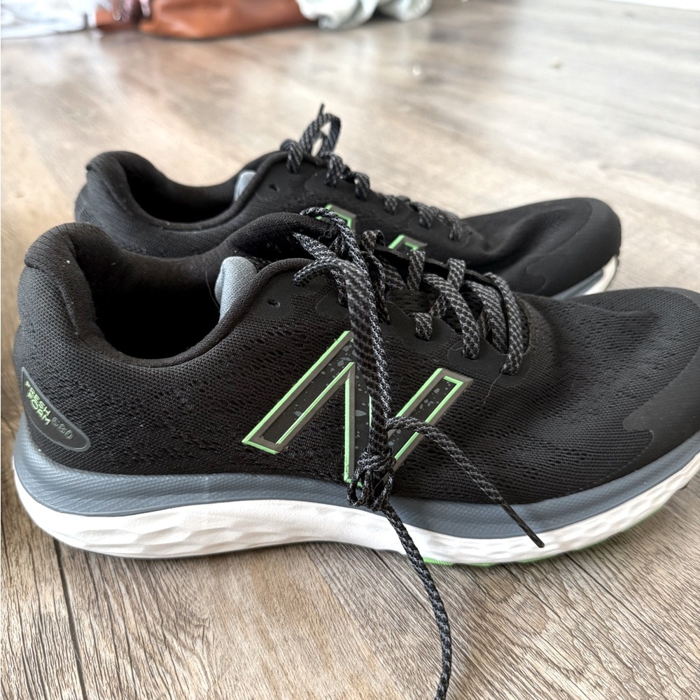 Men’s 8.5 new balance running shoes